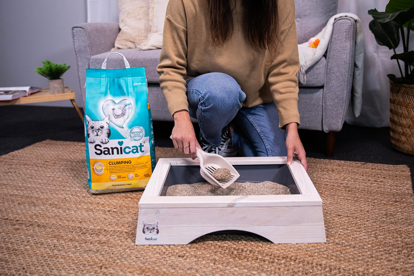 Sanicat - Arena para Gatos Aglomerante Sin perfume | Hecha de minerales naturales con control de olor garantizado | Absorbe la humedad y facilita la limpieza | 10 L de capacidad, Packaging May Vary
