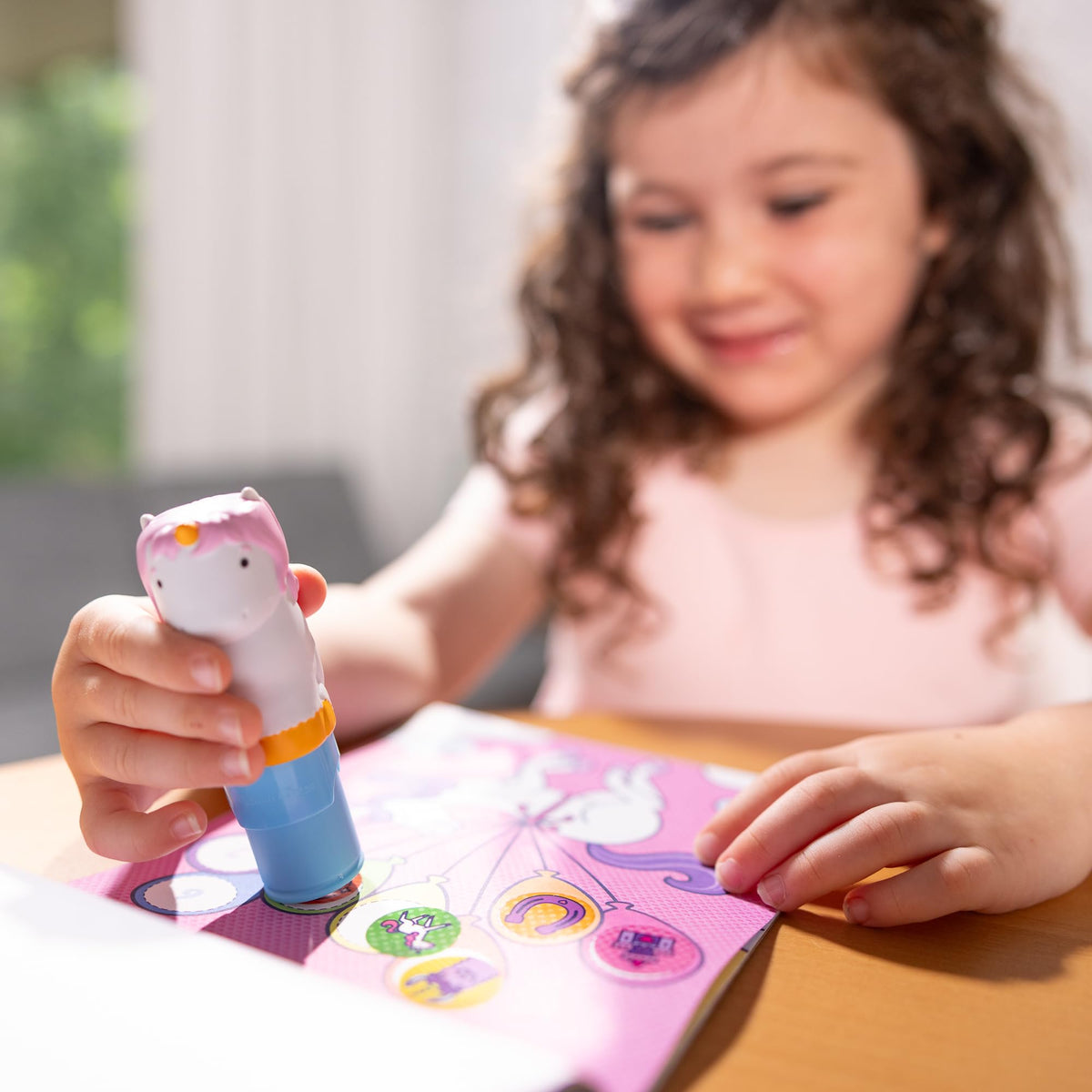 Melissa & Doug - Sticker Wow! Estampador de Pegatinas Infantiles con Forma de Unicornio: Cuaderno de 24 Páginas y 300 Stickers Infantiles,Manualidades Niñas, Regalo Niña 3 años + - Certificados FSC