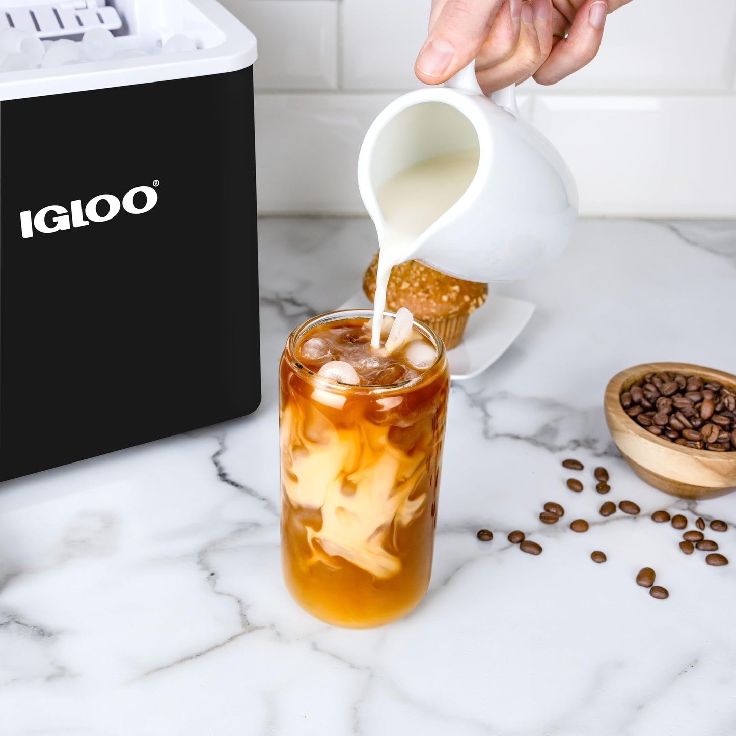 Igloo Máquina de hacer hielo de encimera autolimpiante premium, máquina de hielo portátil con mango, produce 26 libras en 24 horas. Con cubitos de hielo listos en 6-8 minutos, viene con cuchara de