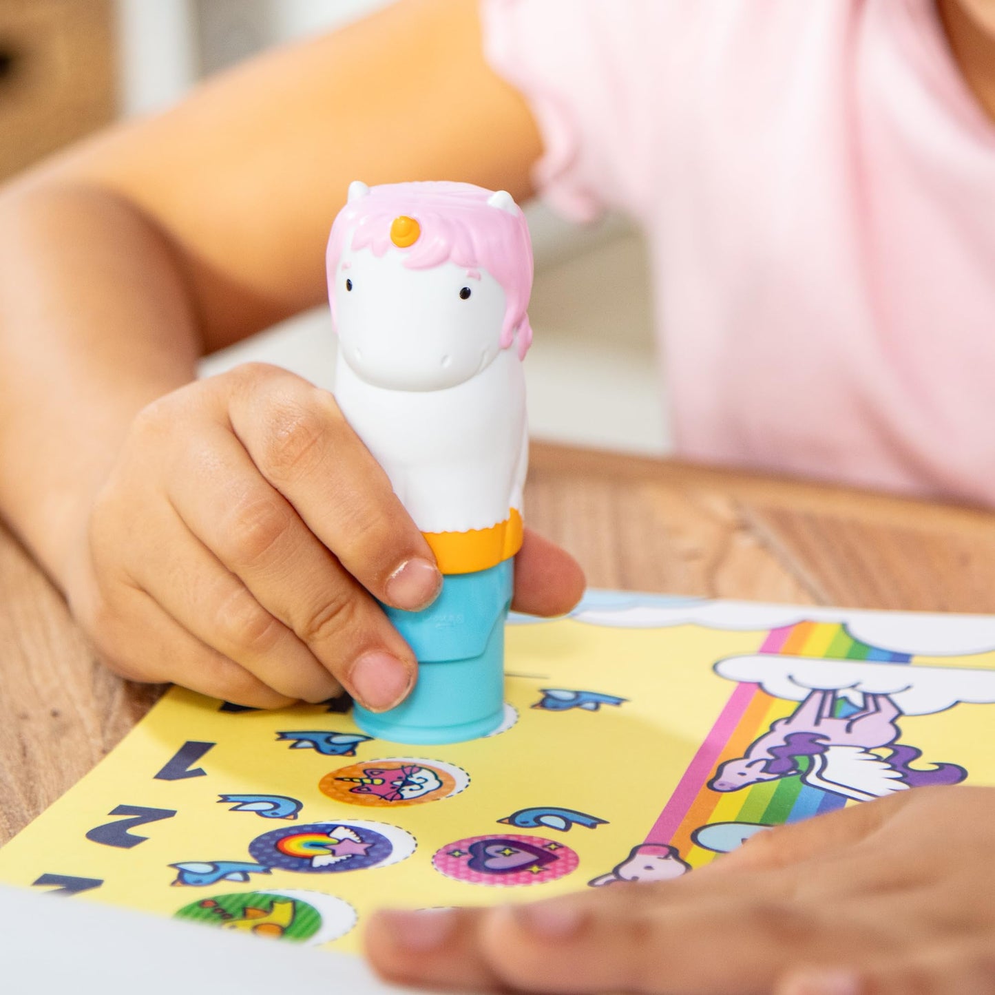 Melissa & Doug - Sticker Wow! Estampador de Pegatinas Infantiles con Forma de Unicornio: Cuaderno de 24 Páginas y 300 Stickers Infantiles,Manualidades Niñas, Regalo Niña 3 años + - Certificados FSC