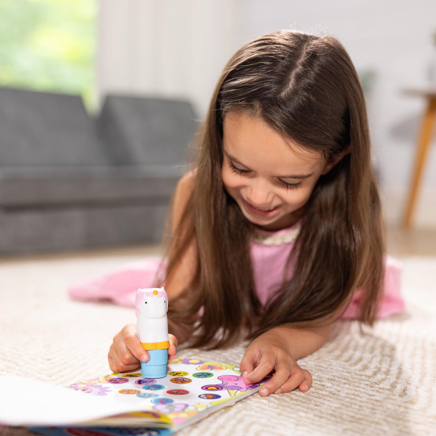 Melissa & Doug - Sticker Wow! Estampador de Pegatinas Infantiles con Forma de Unicornio: Cuaderno de 24 Páginas y 300 Stickers Infantiles,Manualidades Niñas, Regalo Niña 3 años + - Certificados FSC