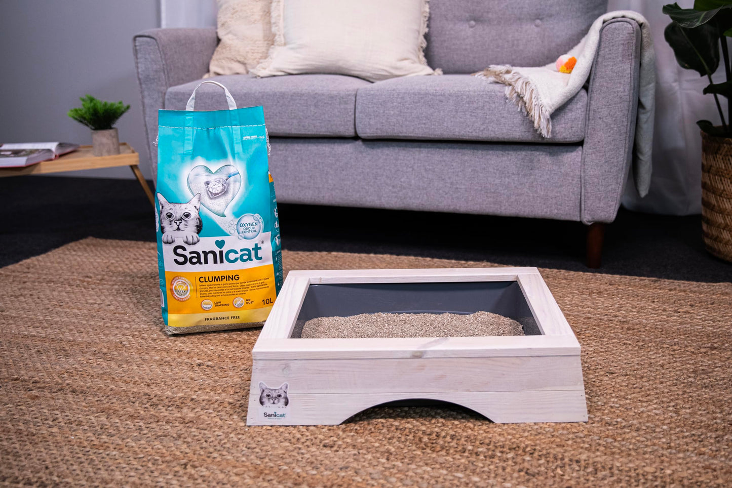 Sanicat - Arena para Gatos Aglomerante Sin perfume | Hecha de minerales naturales con control de olor garantizado | Absorbe la humedad y facilita la limpieza | 10 L de capacidad, Packaging May Vary