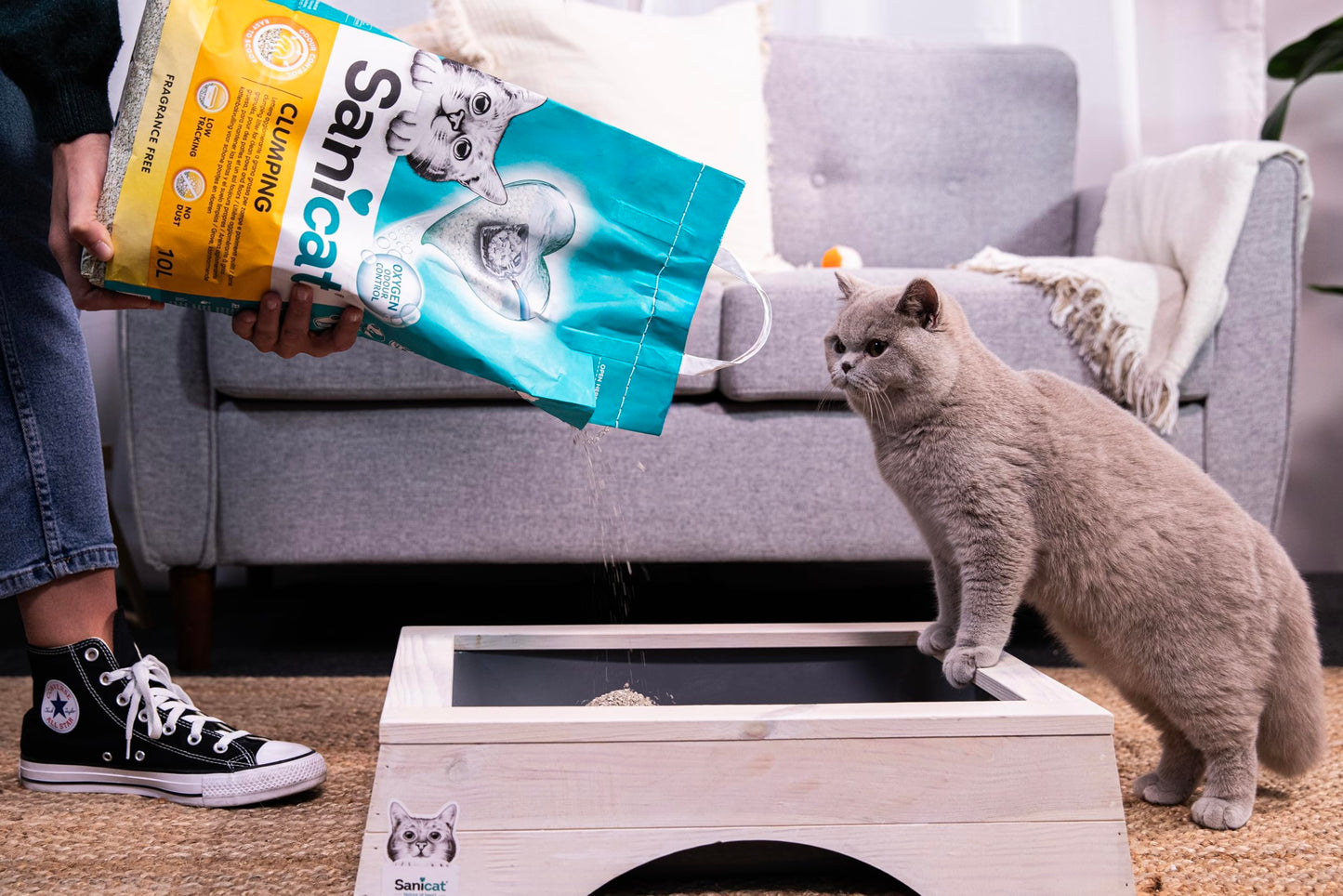 Sanicat - Arena para Gatos Aglomerante Sin perfume | Hecha de minerales naturales con control de olor garantizado | Absorbe la humedad y facilita la limpieza | 10 L de capacidad, Packaging May Vary