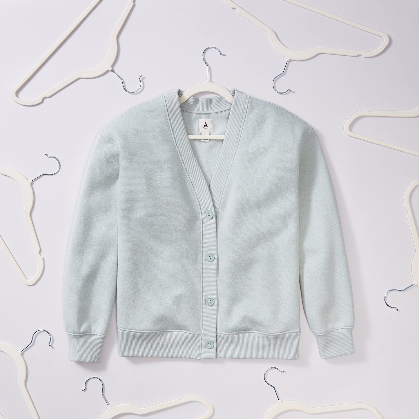 Amazon Basics Perchas de Terciopelo para Trajes, Paquete de 30, Plateado/Marfil