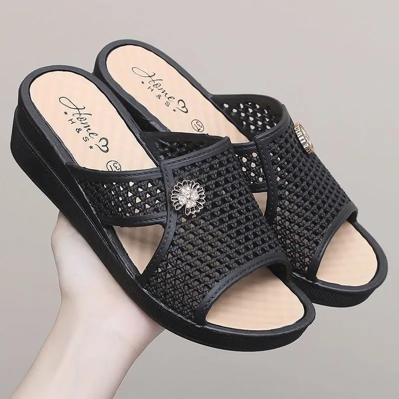 Women's Designer Slide slippers Wholesale  Highvalue Mother Sandals Summer Casual  Lightweight Wearresistant Shoes for Women