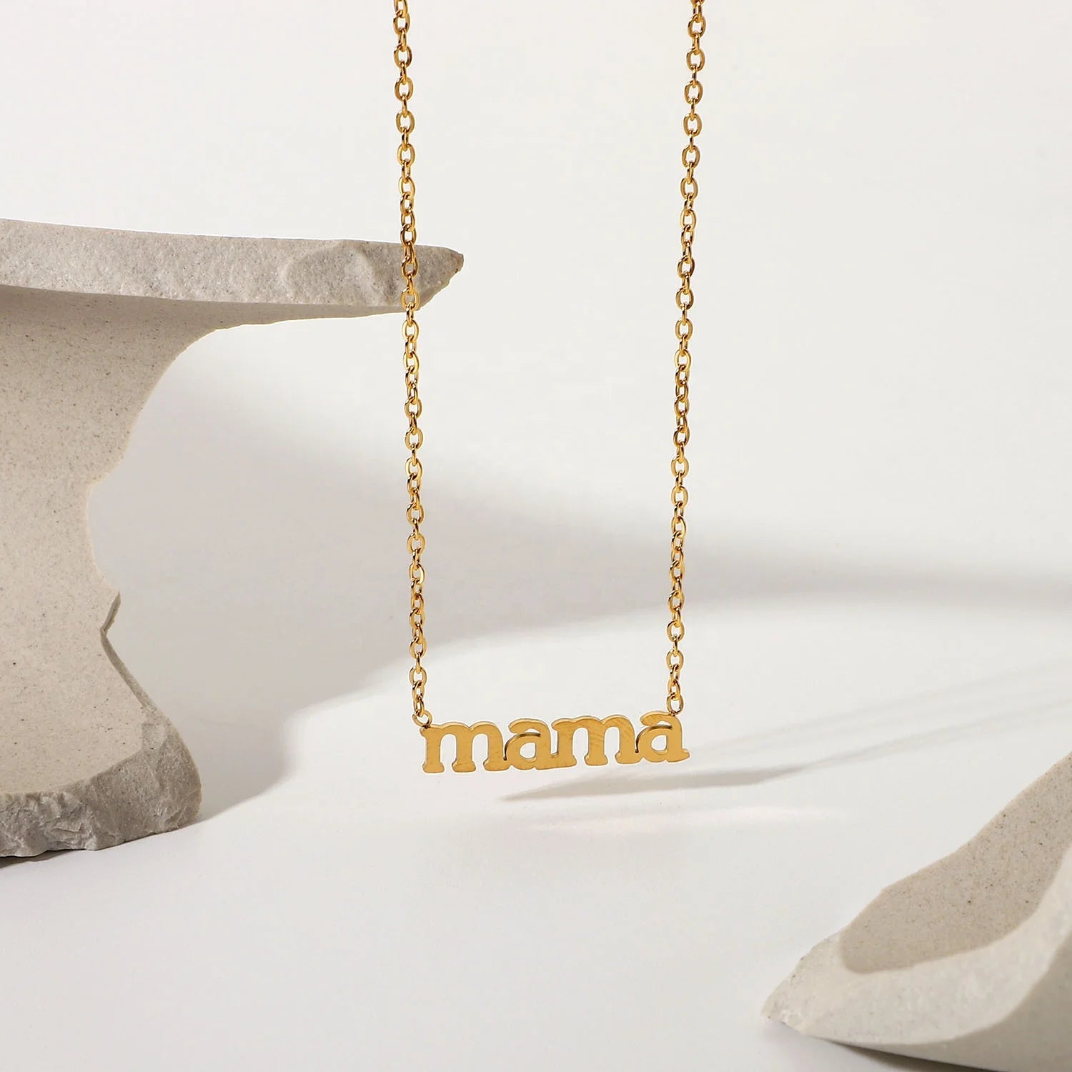 Dina 2025 Tiny Chain 18K Gold PVD Mama Necklace Stainless Steel Mom Necklace Gifts Minimalist Necklaces for Mother's Day Gift