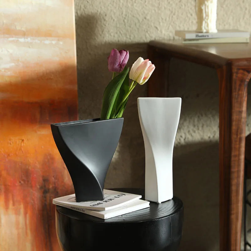 2024 Trend Home Decor Creative Ceramic Vase Decoration Accessories Black White Abstract Table Vase for Ceramic Decoration