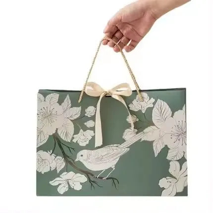 Wholesale Custom Design  Portable Luxury  Paper Bag with logo Business Shopping Birthday Gift Clothing Bag