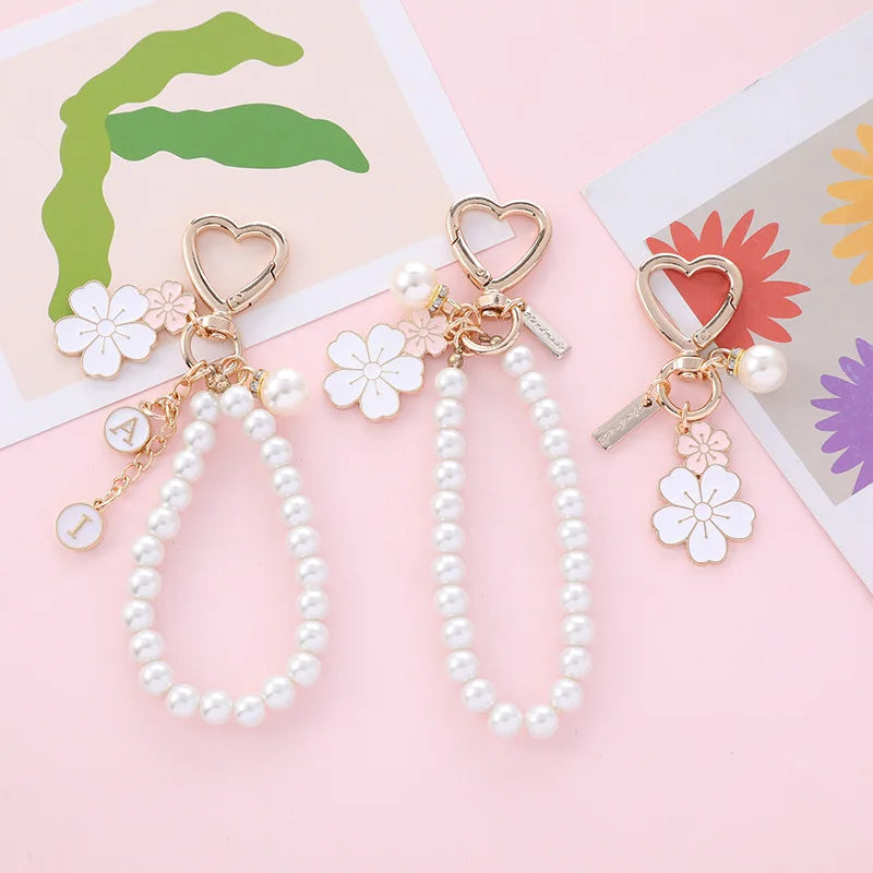 Fashion Small Flower Pearl Charm Keychain Pendant Creative Bag Car Earphone Case Decoration Pearl Key Ring Key Chain Accessor