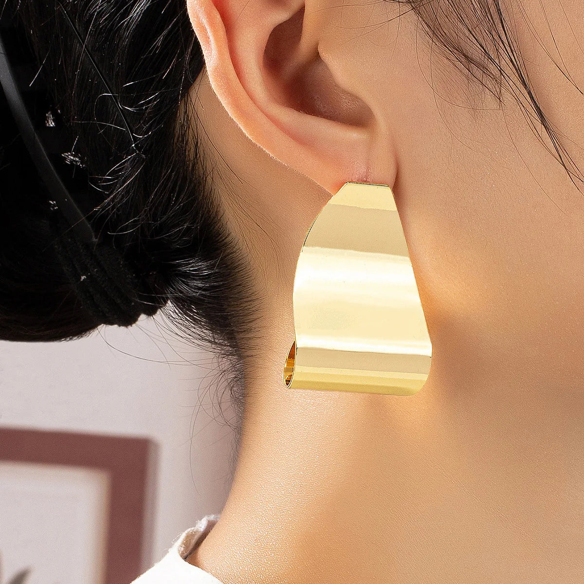 2025 New Arrival Exaggerated Twisted Bright Korean Earrings Female Gold Metal Curved Geometric Women Dangle Earrings for Wome