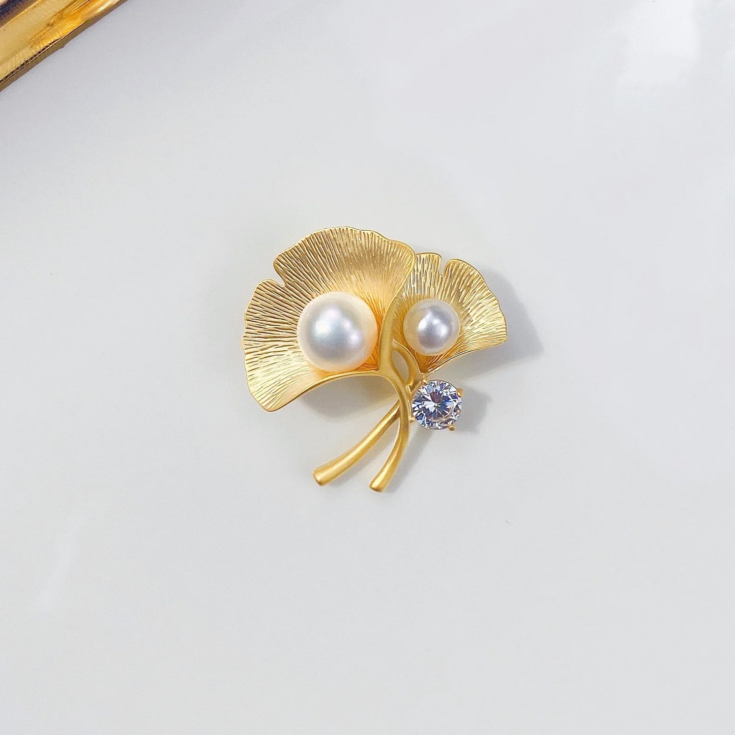 Fashion Gold-plated Brooch Pin Ginkgo Leaf Rhinestone Brooch Temperament Clothing Accessories Brooch Pin for Women