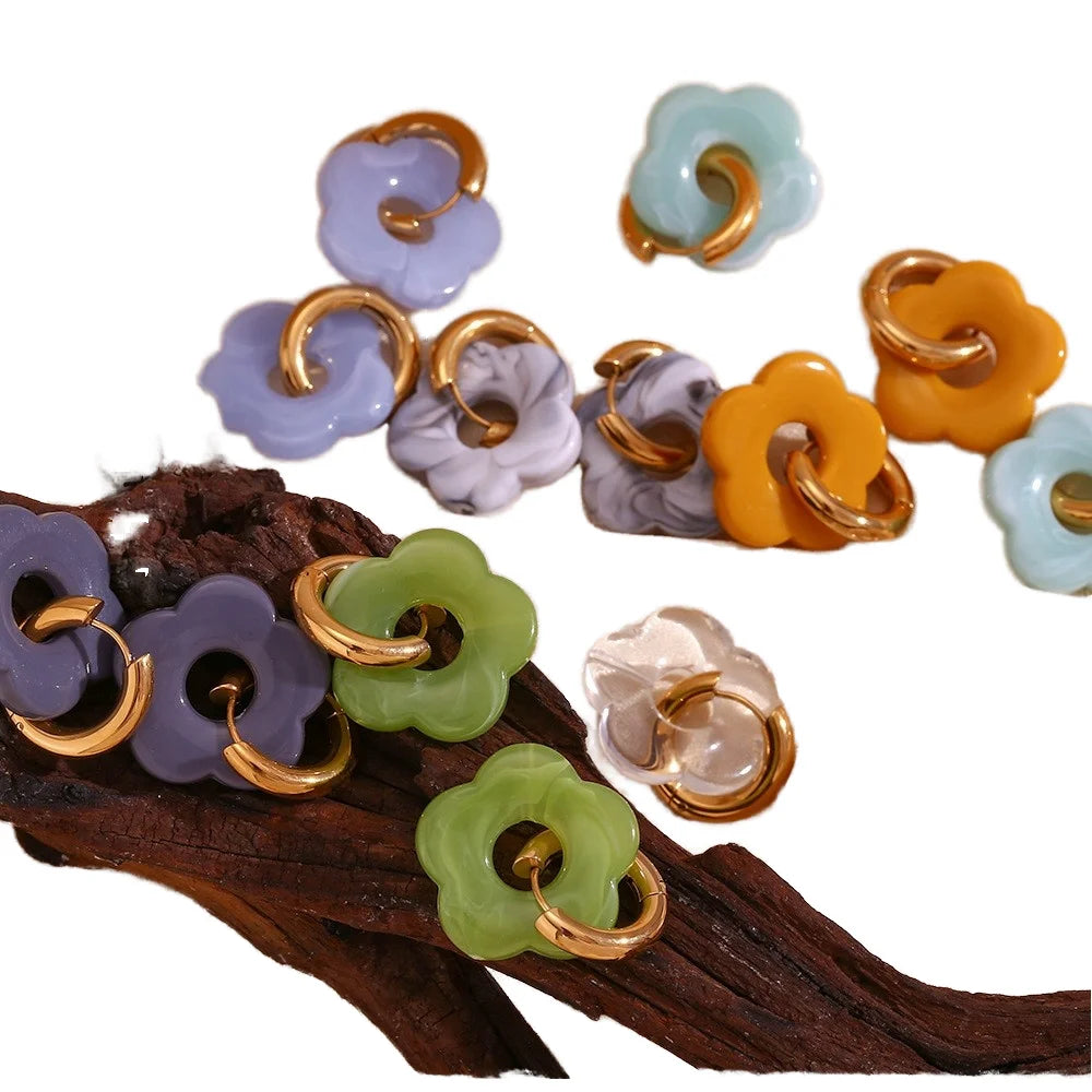 Vintage 18-karat Gold Plated Stainless Steel Earrings Exquisite Small Flowers Stylish Party Jewelry Featuring Pearls Diamonds
