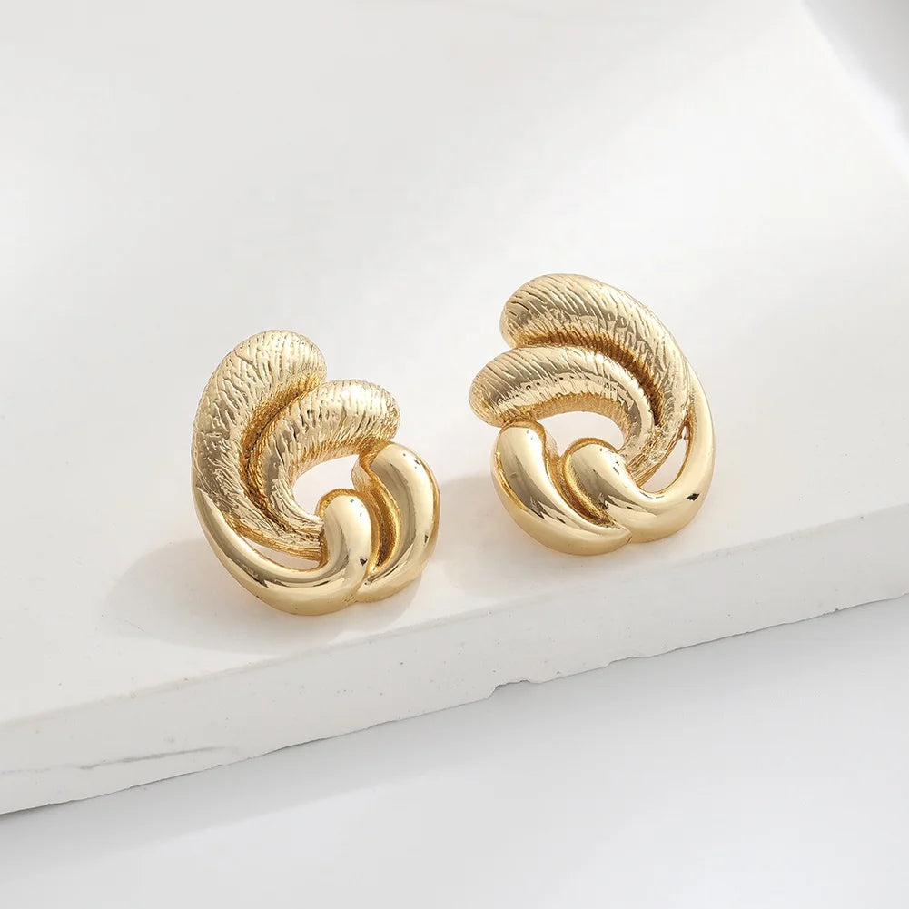 Hot Selling 18K Gold Plated Women's Huggie Earrings Vintage Flower Shape Exaggerated C Fringe Girl Studs Fashionable Personal