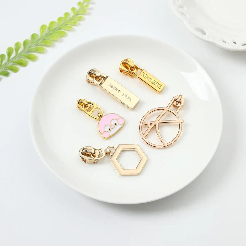 Factory Custom Engraved Logo Metal Brand Zipper Pull Bag Metal Brand Zipper Pull Charms  for Handbag Garment