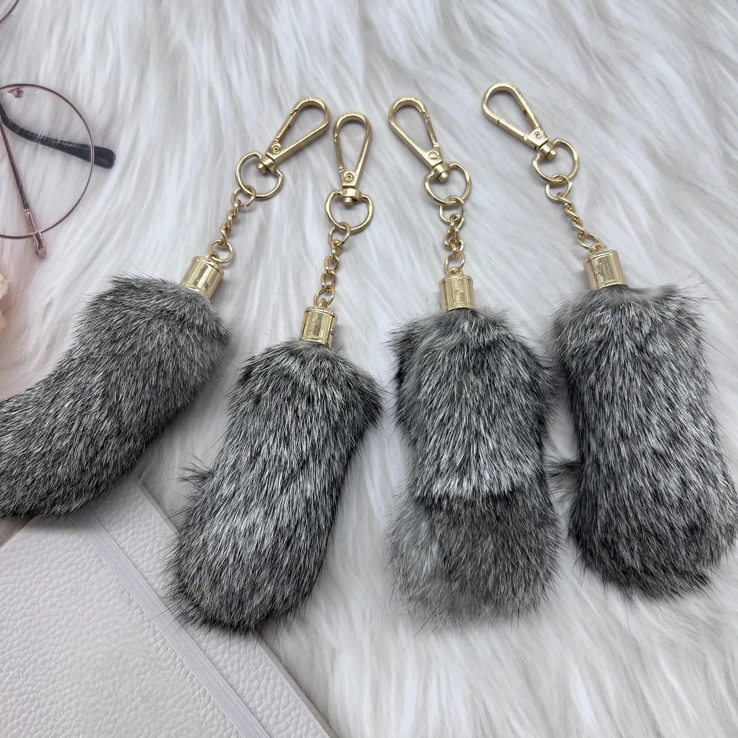 Natural Color Lucky Rabbit Feet Shape Key Chain Pendant Custom Real Rabbit Fur Keychain Decoration Rabbit Feet Keychains