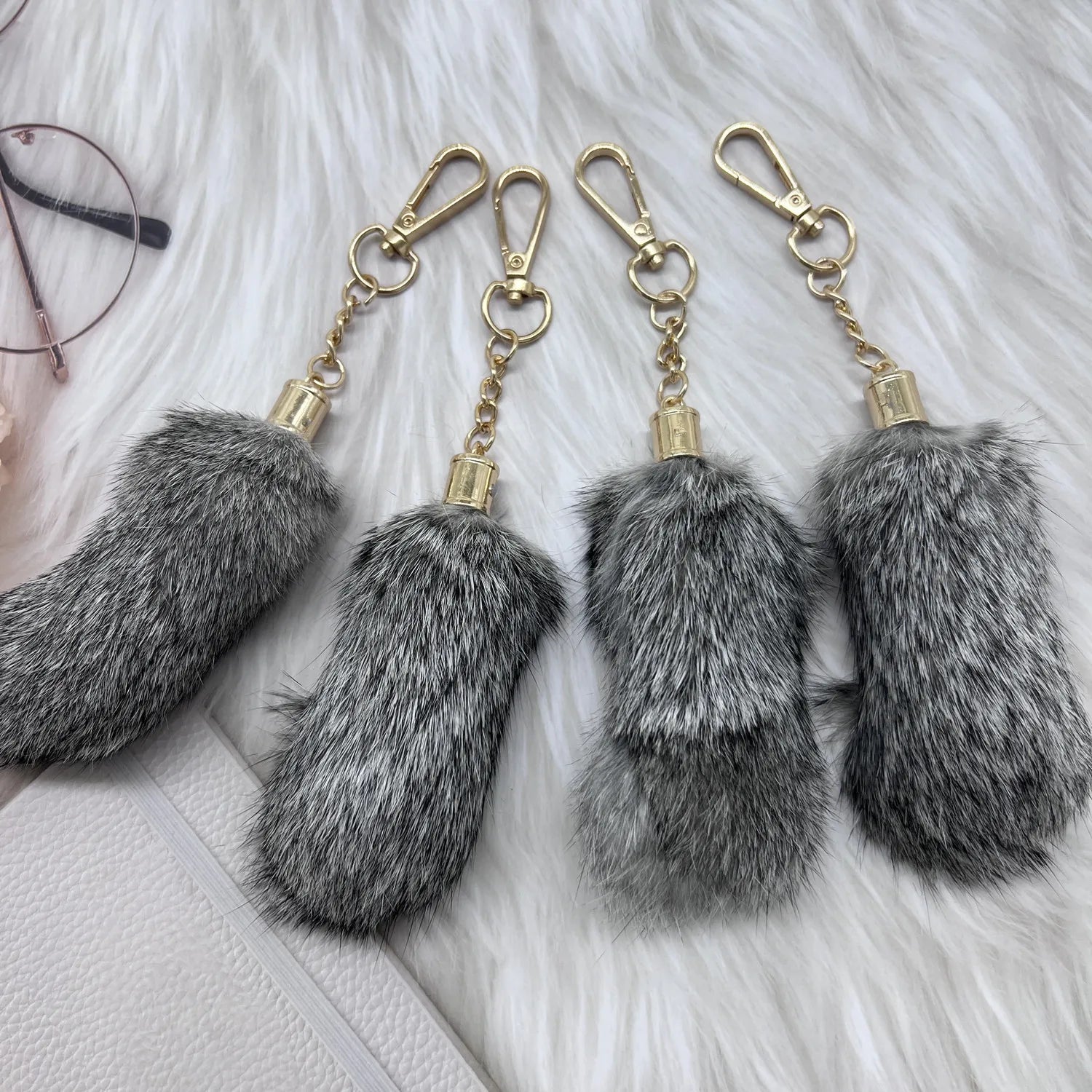 Natural Color Lucky Rabbit Feet Shape Key Chain Pendant Custom Real Rabbit Fur Keychain Decoration Rabbit Feet Keychains