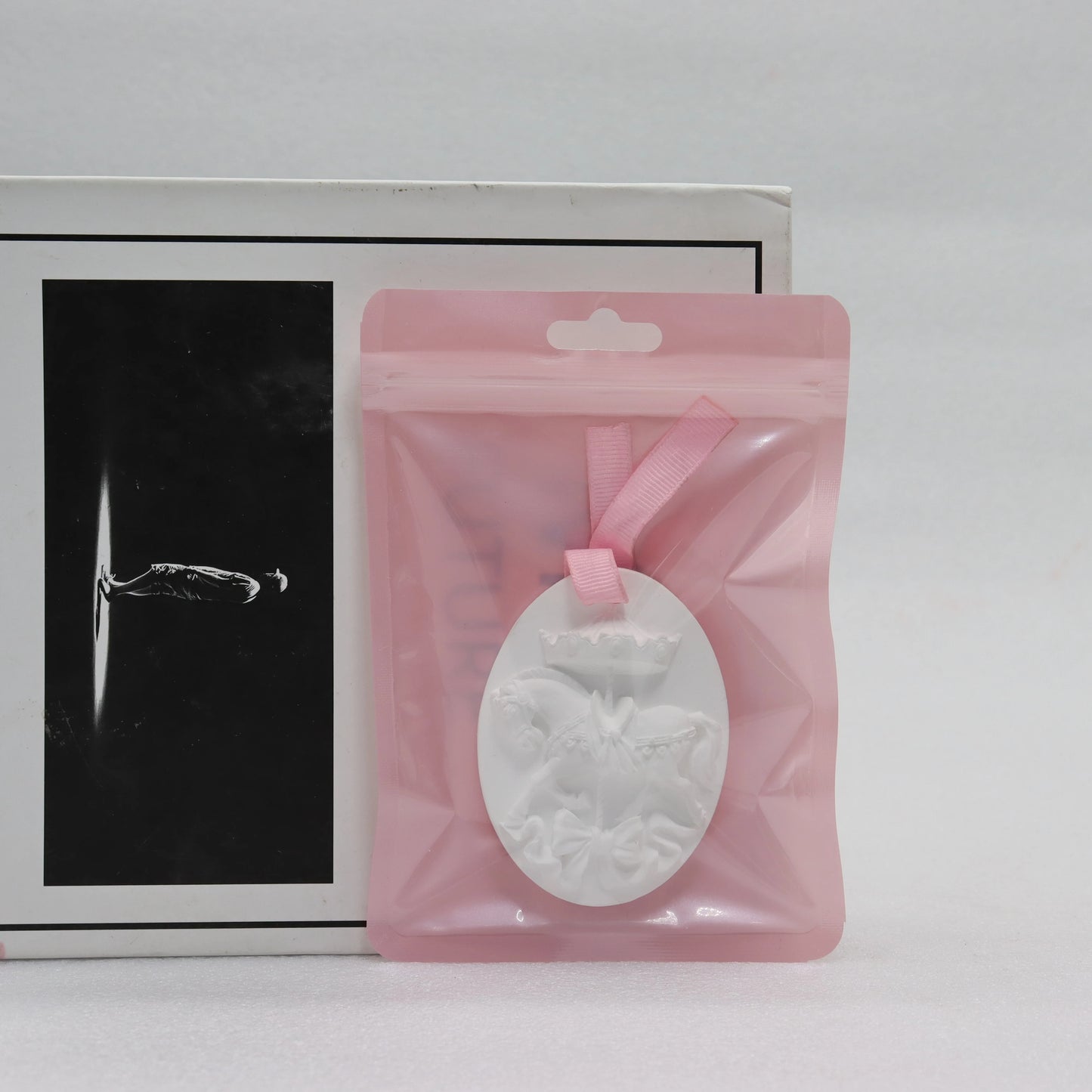 White Horse Shaped Eco-Friendly Plaster Hanging Car Mirror Interior Decoration Accessories Perfume Oil Diffuser Air Freshener