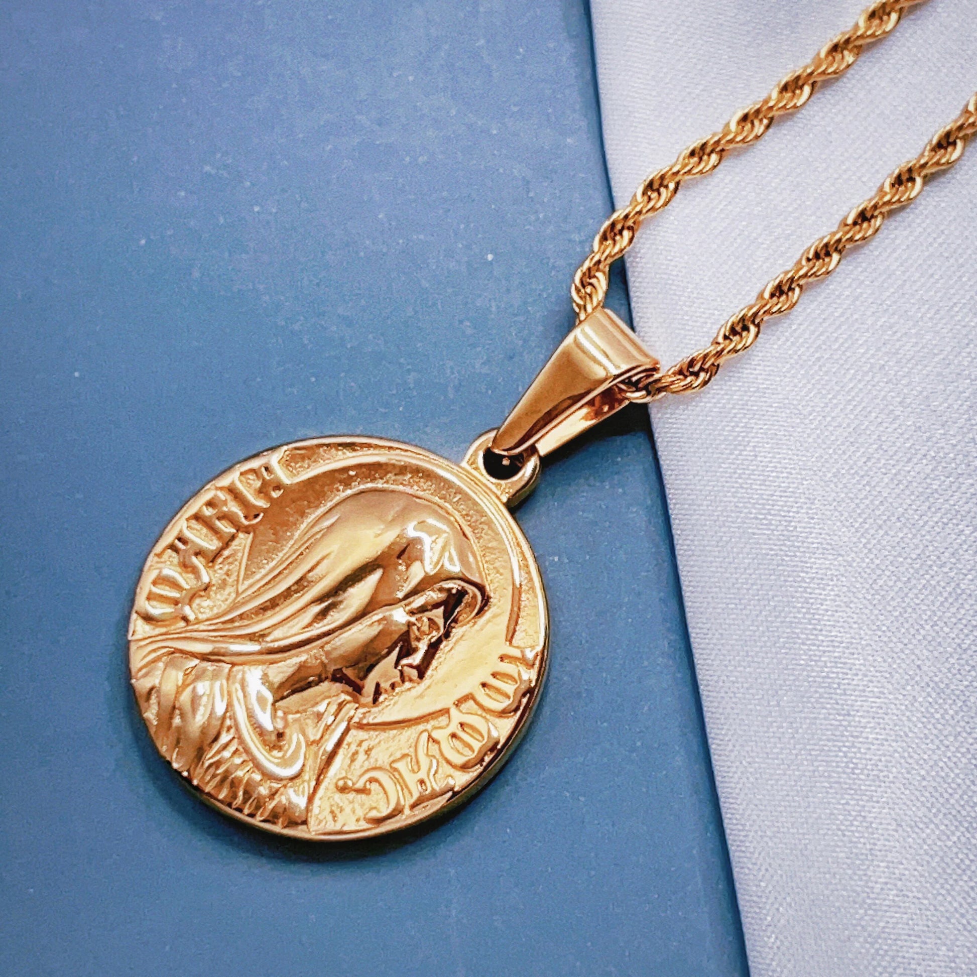Non Tarnish Jewelry Virgin Mary Guadalupe Necklace Stainless Steel Gold Plated Pendant Virgin Mary Religious Iced Out Necklac