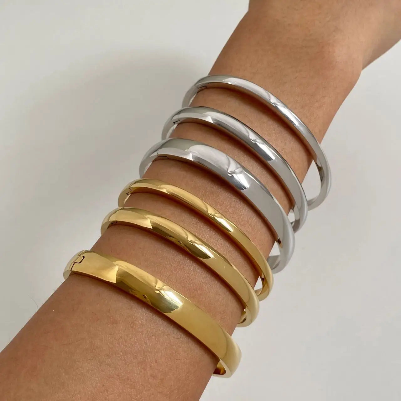 4mm 6mm 8mm Stainless Steel Smooth Faced Bracelet Hot Selling Minimalist Buckle Solid Gold Plain Circle Stainless Steel Bangl