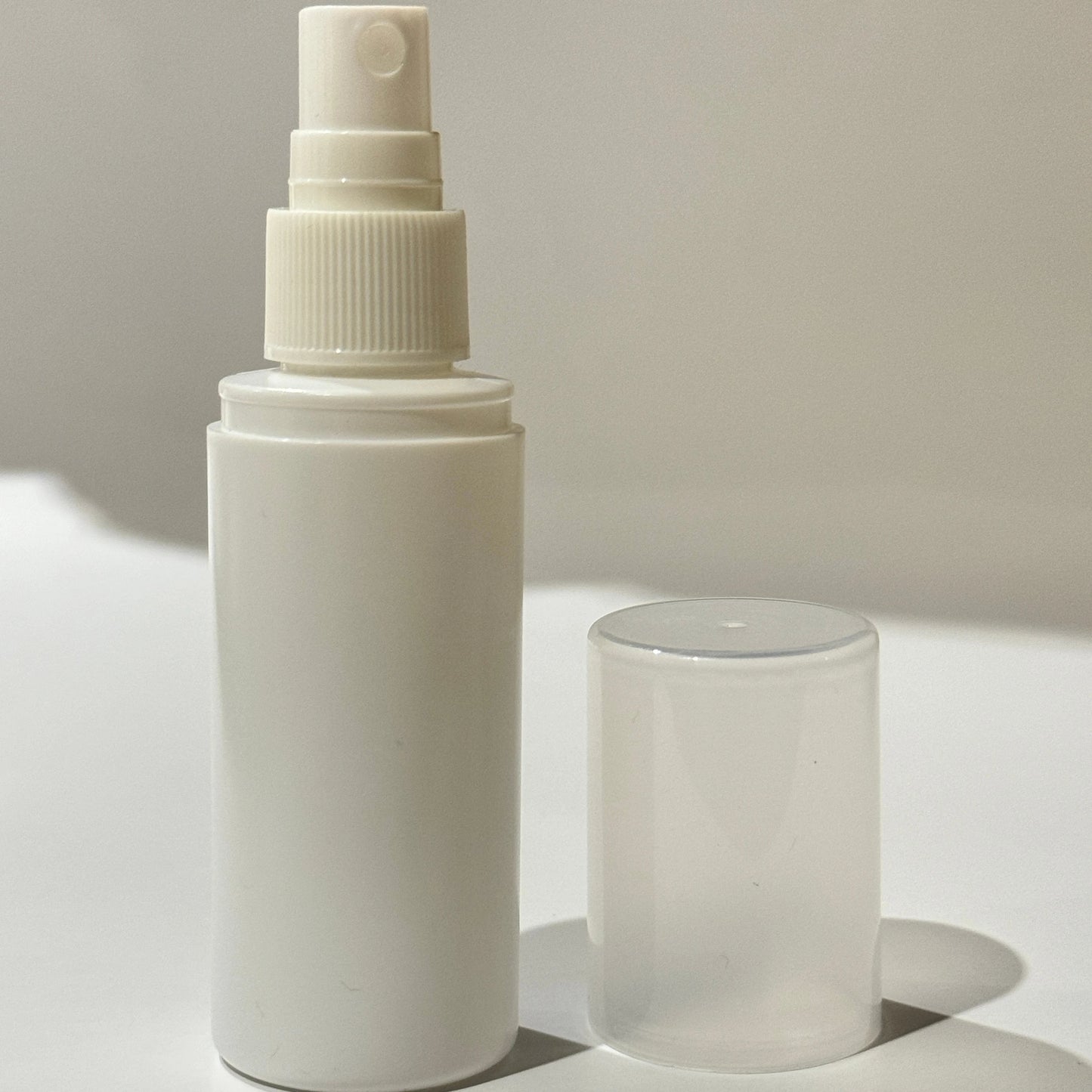 White Opaque HDPE Cylinder Round 10ml 20ml 30ml 50ml 60ml 100ml Lotion Bottles with Mist Spray Pump for Skin Care Serum