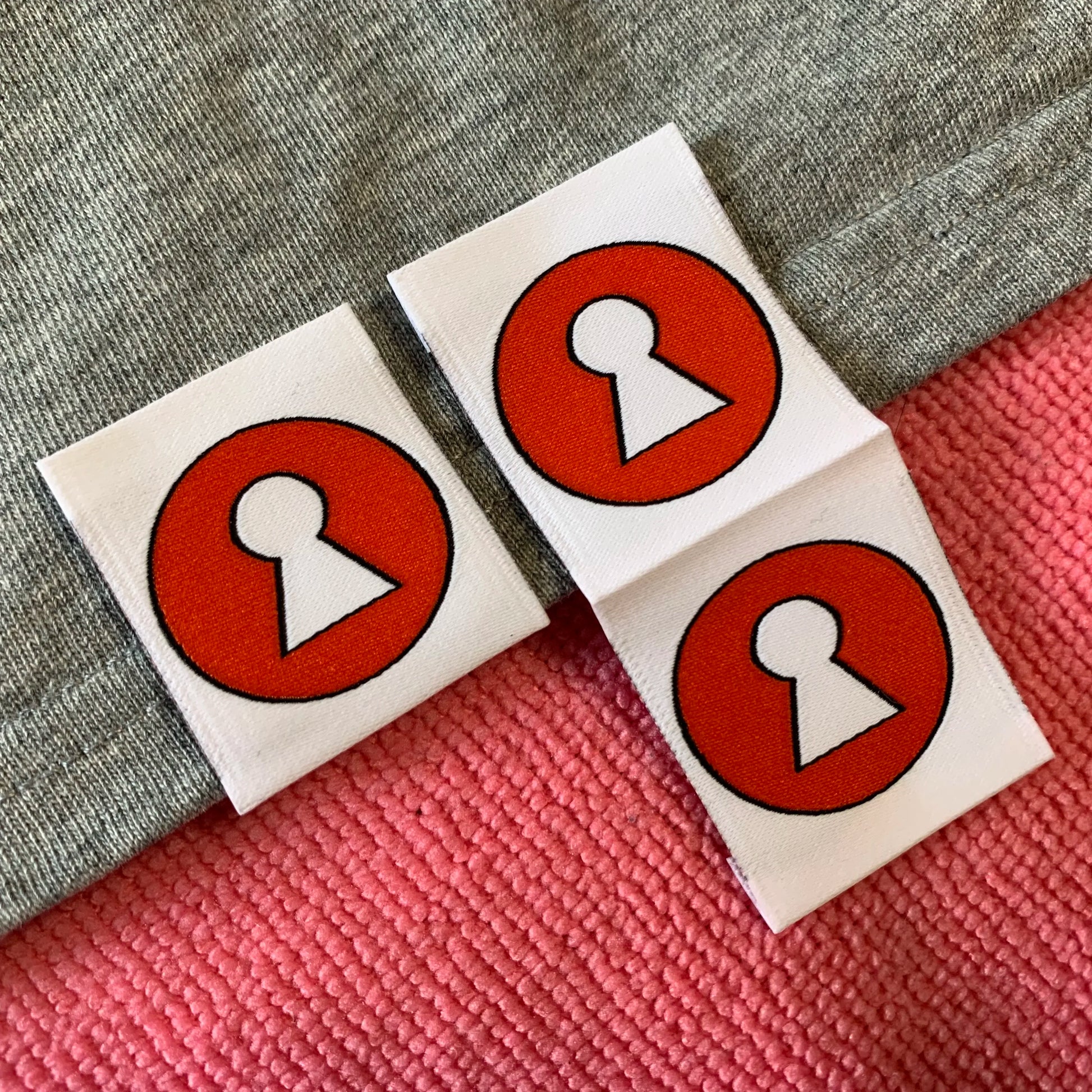 Pure White Both logo Weaving Clothing Hem Labelwashable Knitting logo Woven Hem Tags for Beanies