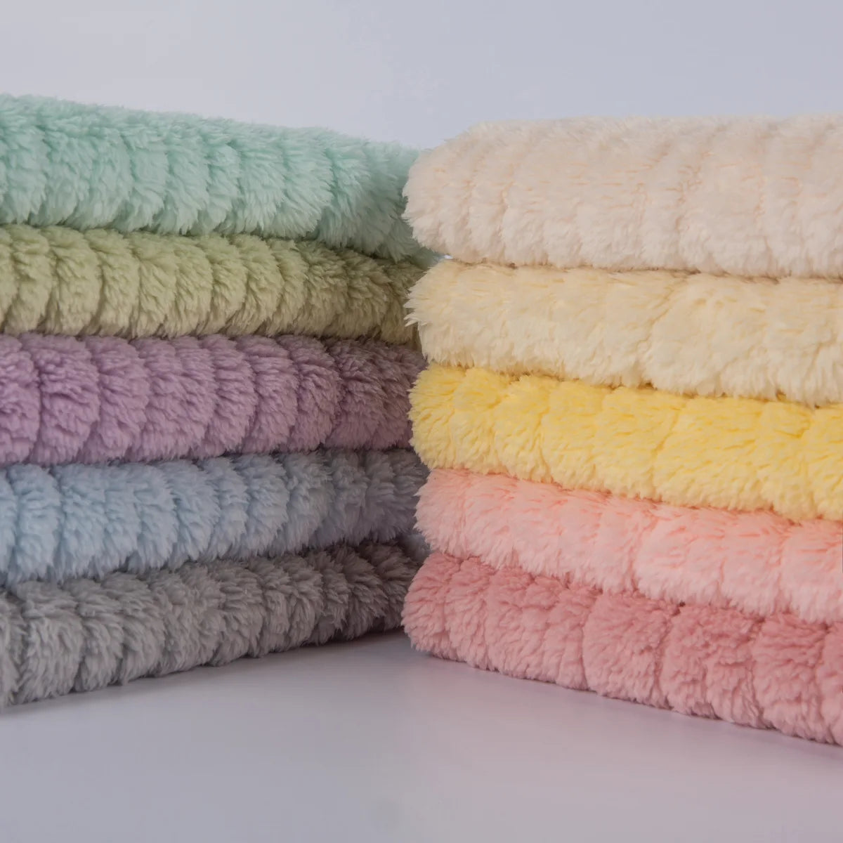 Customized Jacquard 100% Polyester Woven Breathable Lightweight Comfortable Velvet Home Clothing Pajamas Blankets Fabric