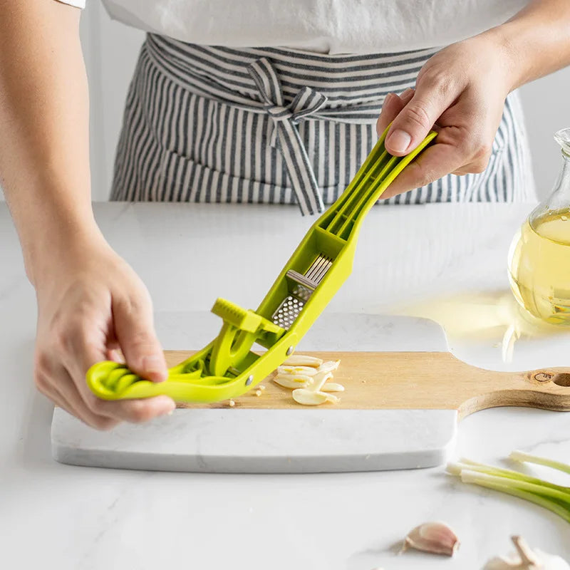 New 2-in-1 Kitchen Garlic Press Cutter Eco-Friendly Pp+Stainless Steel Easy Control Custom Logo Pitting Fruit/Vegetable Tools