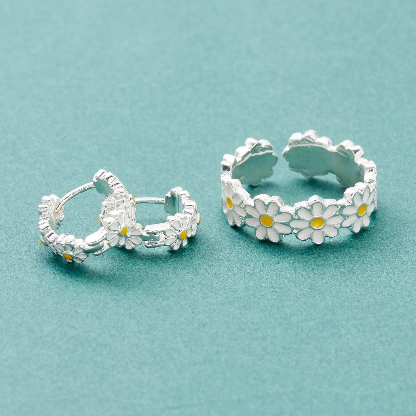 Korean Fashion White Daisy Flowers Earrings Girls Wedding Jewelry Cute Copper Dainty Hoop Earring Women Party Birthday Gift