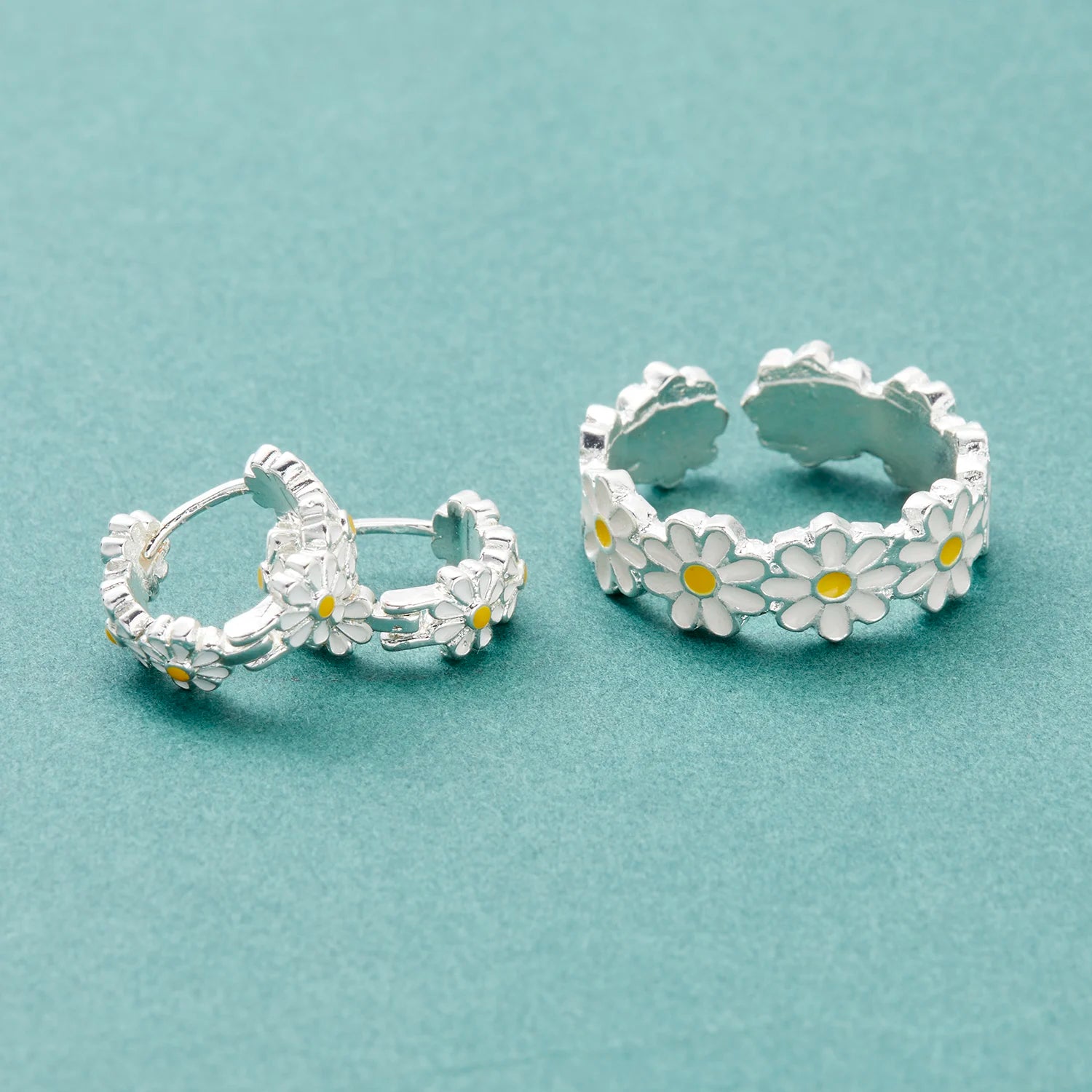 Korean Fashion White Daisy Flowers Earrings Girls Wedding Jewelry Cute Copper Dainty Hoop Earring Women Party Birthday Gift