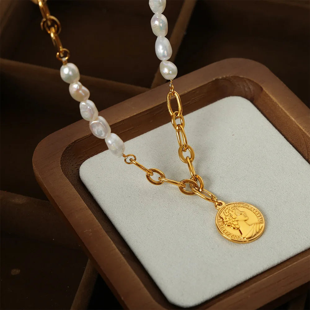 Chic 18k Gold Plated Stainless Steel Freshwater Pearl Necklace Round Portrait Pendant Necklace Collier En Acier Inoxydable