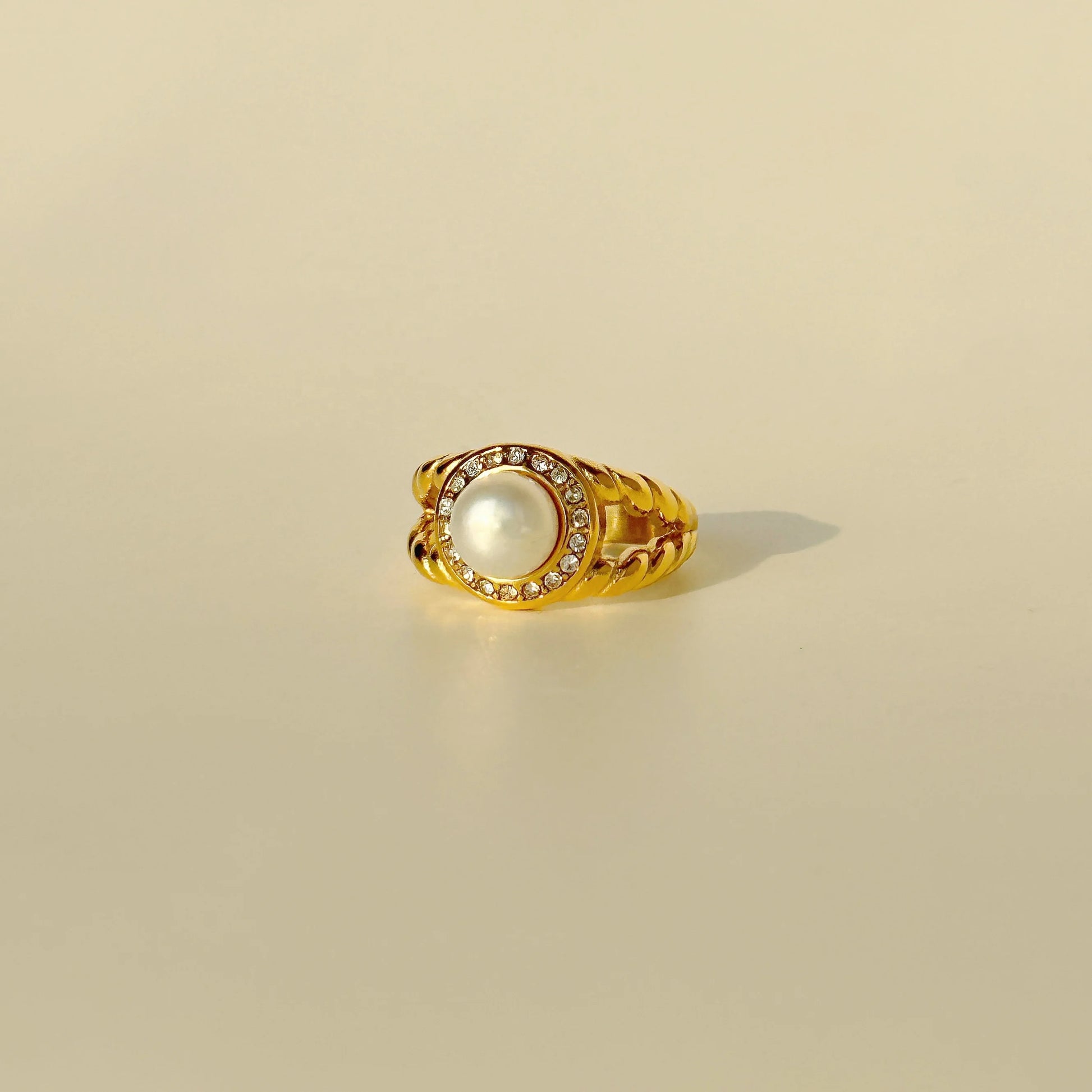 Dazan New Ins 18k Gold Plated Stainless Steel Tarnish Free Polished Vintage Medieval Court Cat Eye Natural Pearl Ring Women