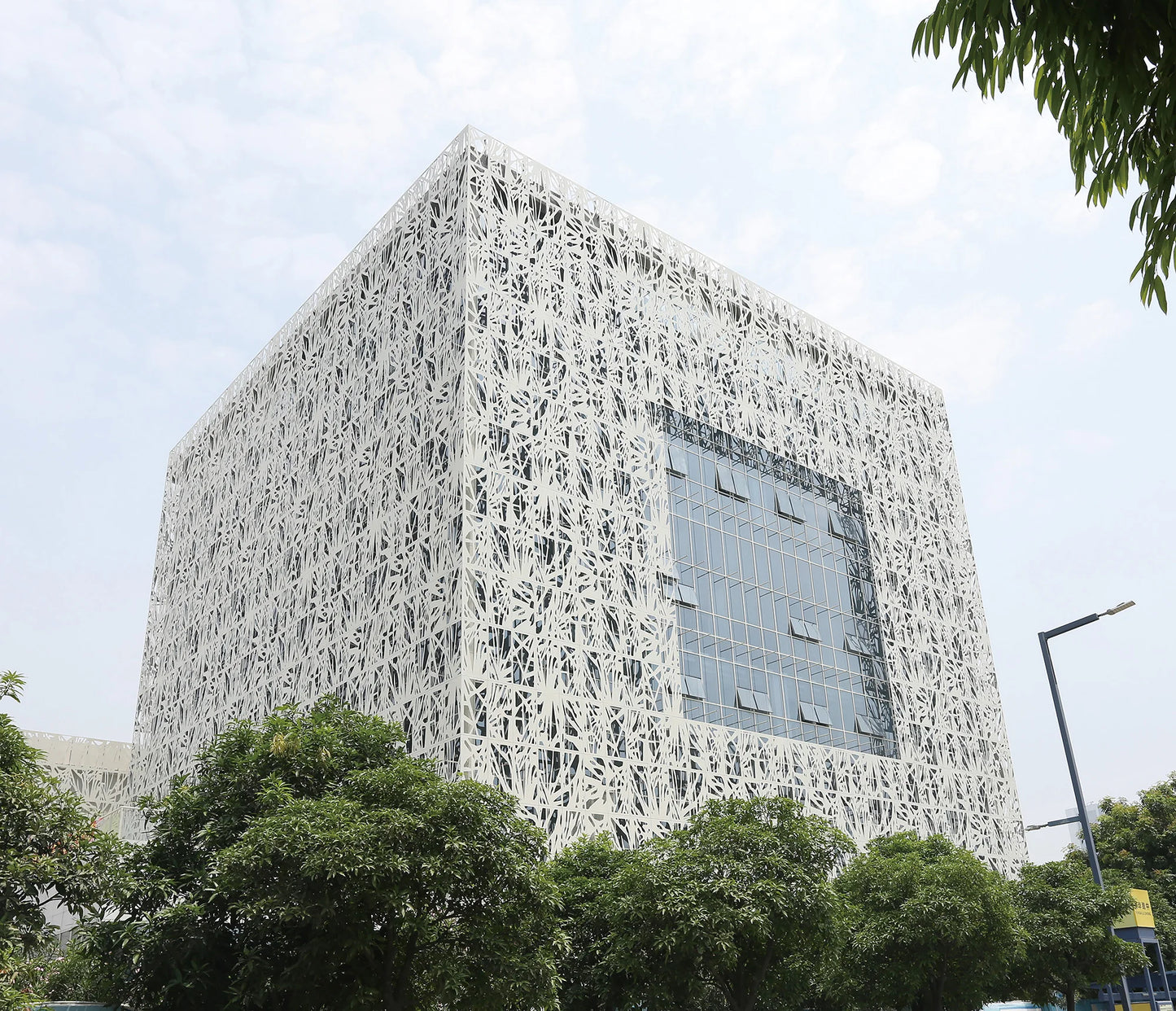 Modern Design Aluminum Perforated Curtain Wall Panel Metal Building Exterior Wall Cladding with Unique Perforated Style