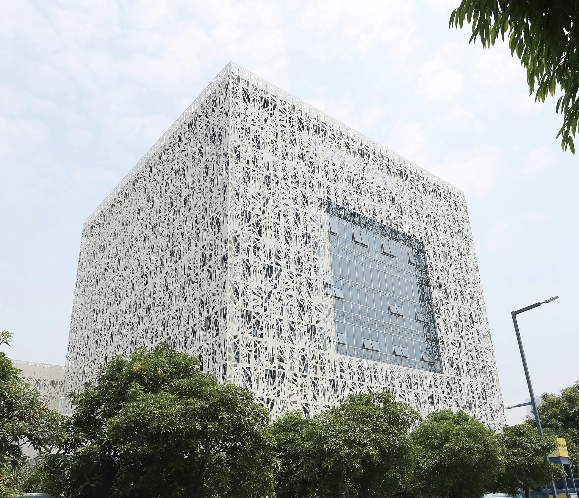 Modern Design Aluminum Perforated Curtain Wall Panel Metal Building Exterior Wall Cladding with Unique Perforated Style