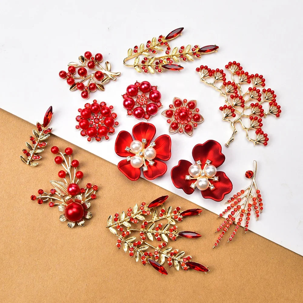Red Color Rhinestone Alloy Flower Pine Tree Brooch Flat Back Crystal Pearl Leaf Button for Wedding Christmas Clothes Decorati
