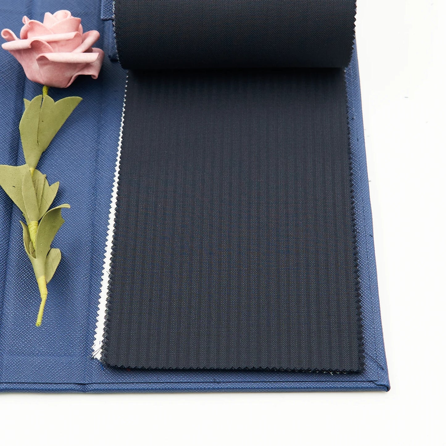 Italian Merino Wool Black Stripe Fabric Twill Worsted Woven Suiting Fabric for Men and Ladies Suits for Boys
