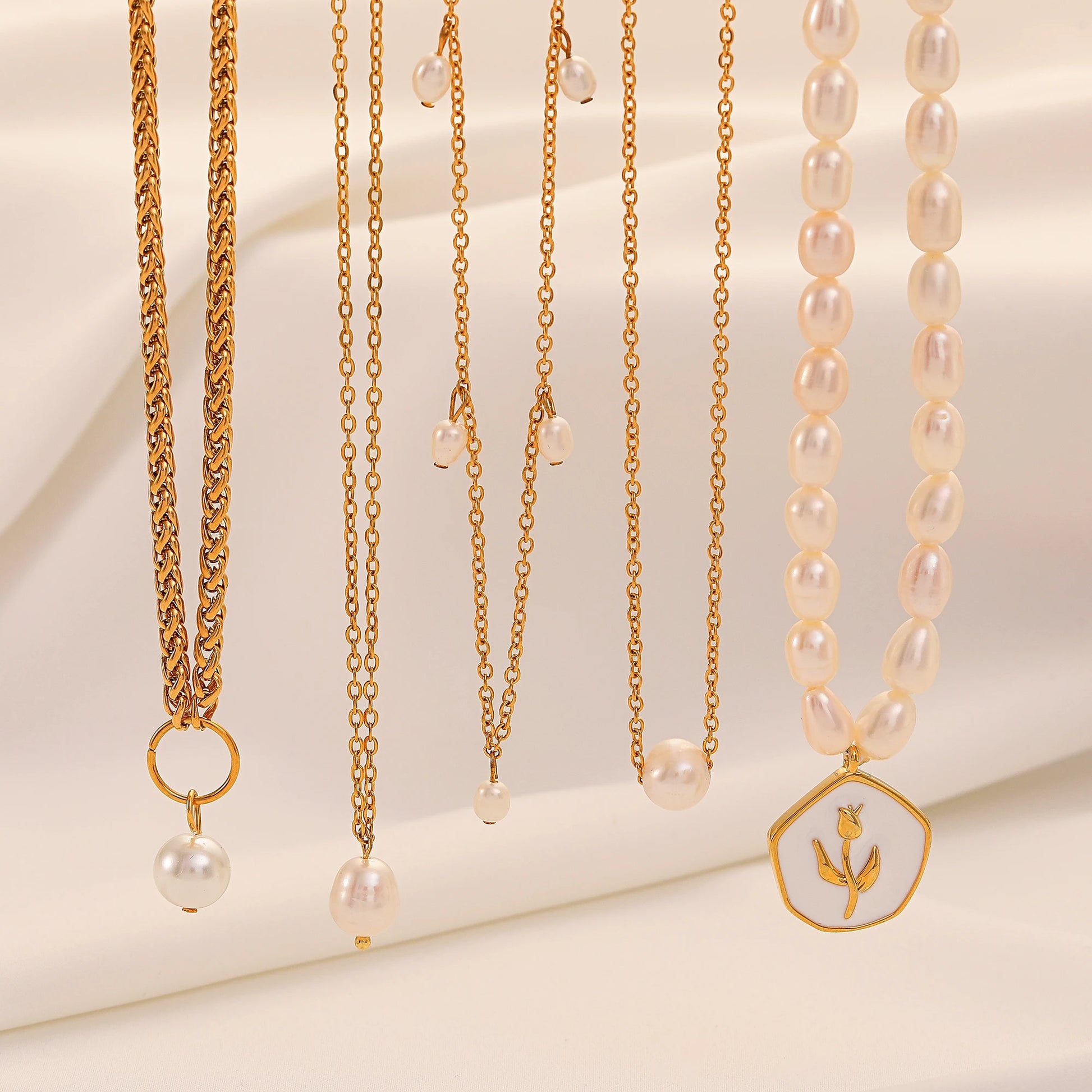 Elegant Vintage Natural Freshwater Pearl Necklace Gold-Plated Trendy Irregular Choker Chain with Zircon for Weddings