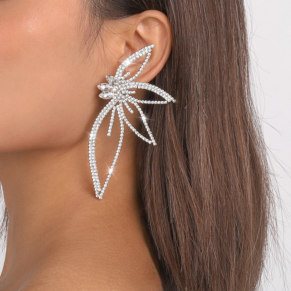 2025 New Arrival Fashion Jewelry Women Full Diamond Hollow Out Temperament Luxury Earrings Angel Leaf Crystal Drop Earrings 2