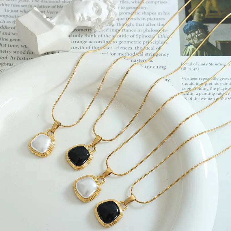 Korean Style High Fashion Snake Chain Pearl Chokers Necklaces Stainless Steel Gold Chain Black White Shell Clavicle Chain
