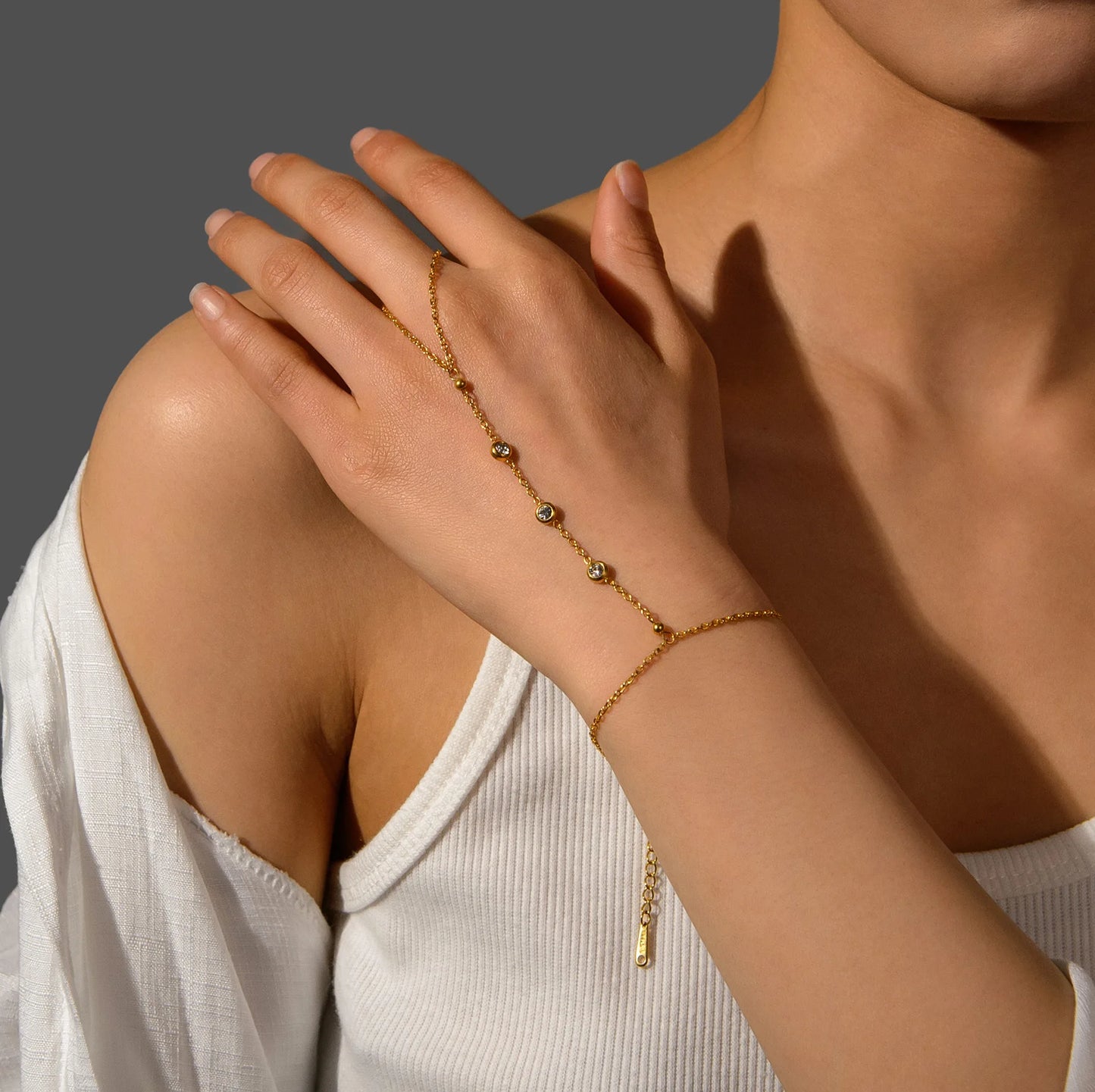 2024 Trendy 18K Gold Plated Stainless Steel Personalized Bracelet Inlaid Diamond Hand Chain Ring Bracelet for Women