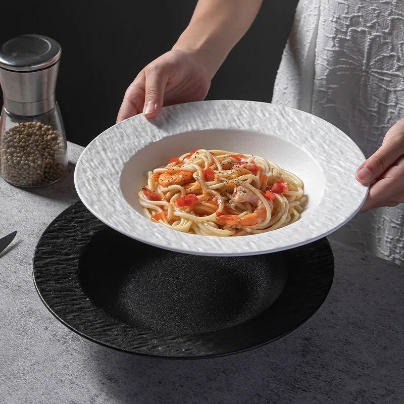 Black White Japandi Style Eco-Friendly Ceramic Porcelain Pasta Plate Straw Hat Shaped Sand Glaze Embossed Restaurant Dinnerwa
