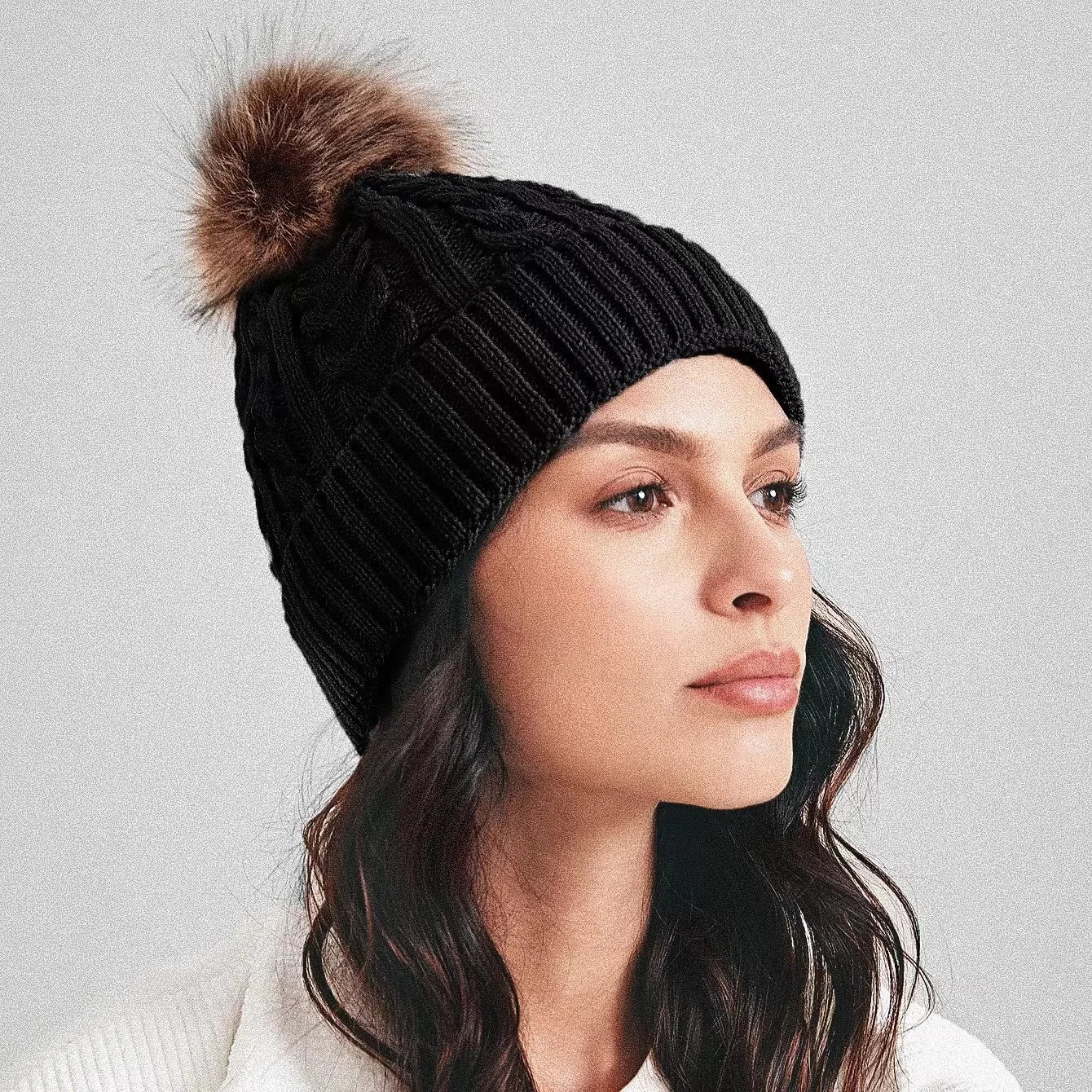 Wholesale Custom Logo Acrylic Knit Bobble for Women Cable Rib Faux Fur Pom Pom Beanie Hat with Custom Logo Patch Business Tra