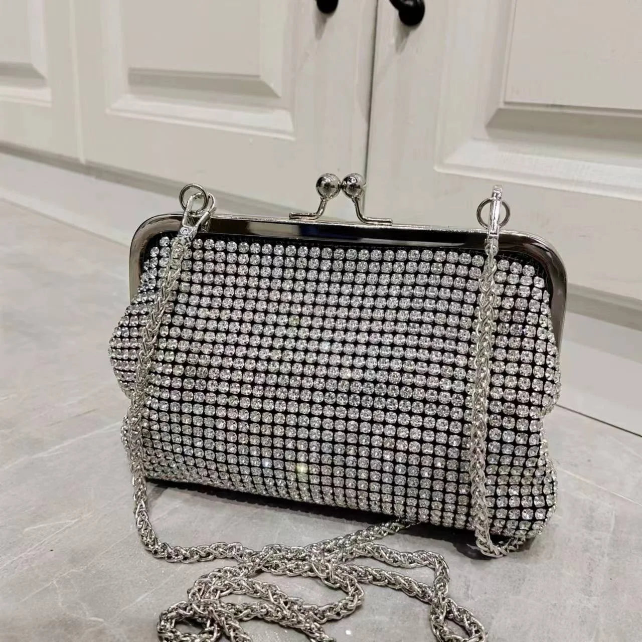 Latest New Arrival Women Bling Rhinestones Crystal Hand Clutch Bag Purse for Lady Elegant Retro Clip Evening Party Bag Factor