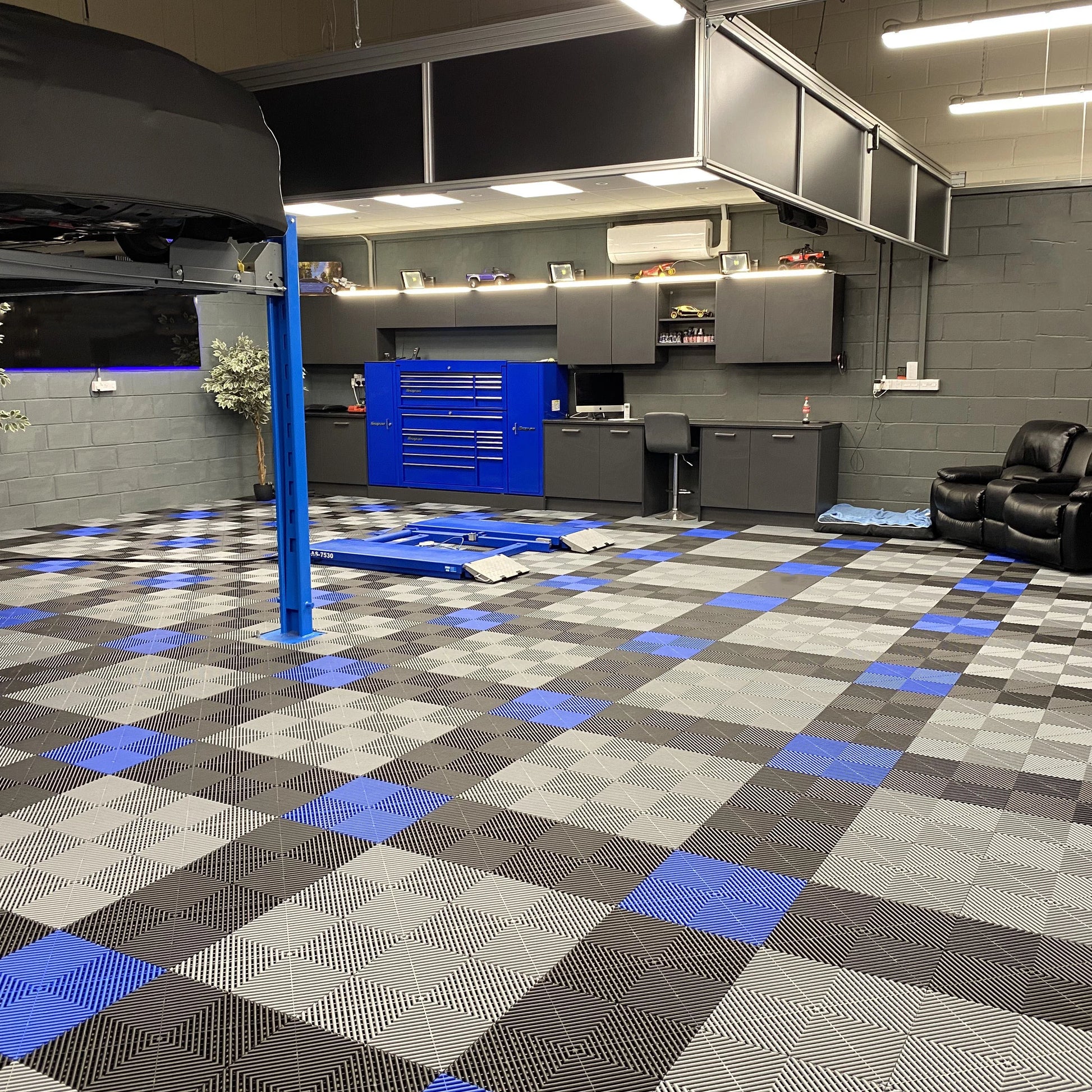 Outdoor and Indoor Garage Floor Protection Modular Diamond Garage Flooring for Workshop Gym Showroom Manufacturer China