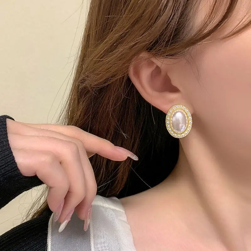 Wholesale Fashion Jewelry Medieval Temperament Oval Pearl Earrings Retro Palace Style Elegant Pearl Stud Earrings Vintage