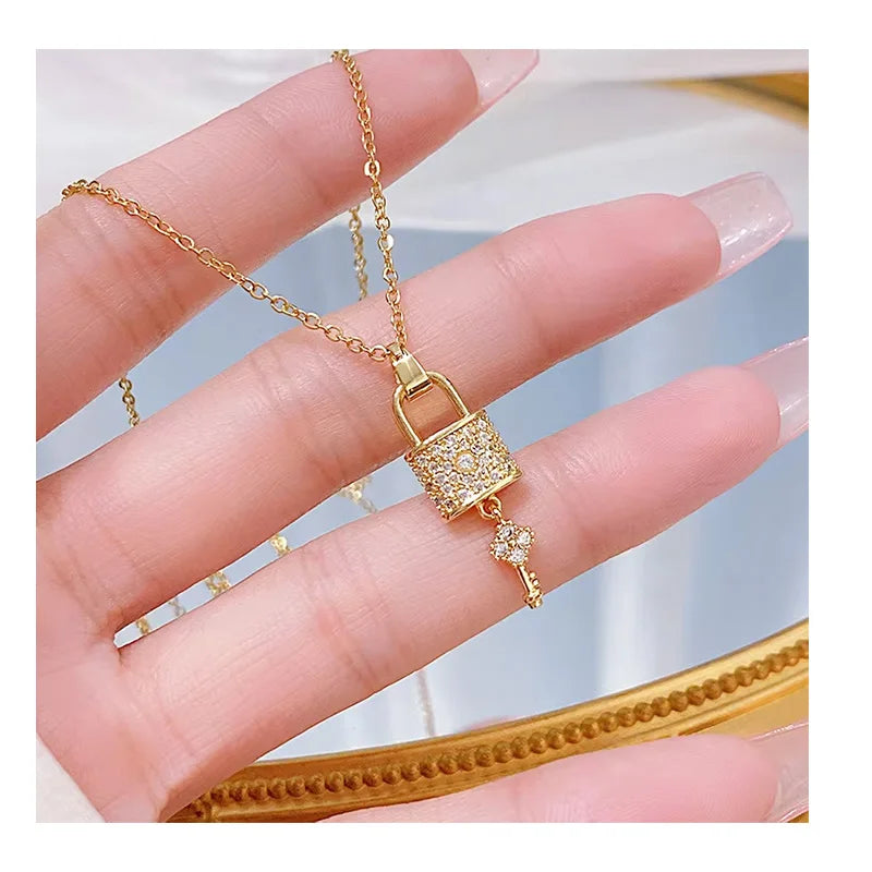 DAIHE Fashion Jewelry Gold Lock and Key Necklace Ins Style Ladies Crystal Zircon Pendant Necklace Clavicle Chain