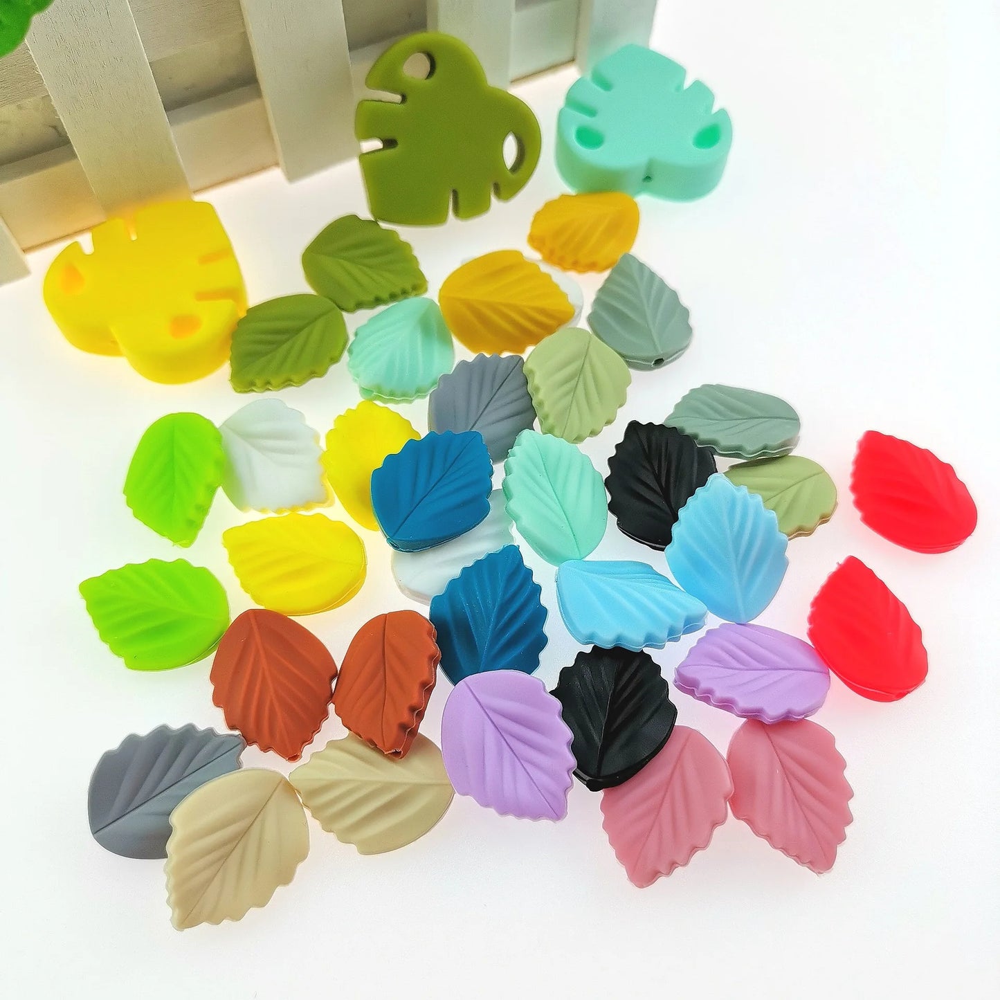New Silicone Leaves Beads Colorful Leaf Shaped Focal Loose Spacer Beads for Jewelry Making Adults DIY Bracelets Necklaces Cra