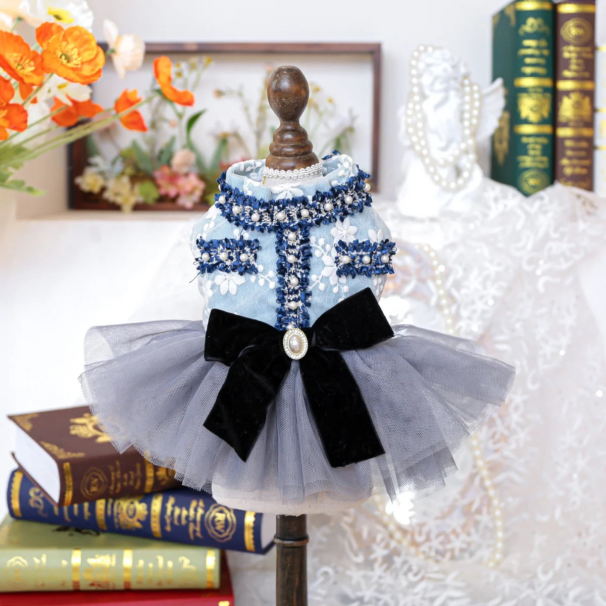 Noble Elegant European Style Pet Dress Embroidered Flower Pattern Pearl Decor Round Neck Sleeveless Fluffy Tulle Skirt