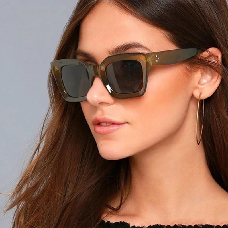 Classic Black Women's Cat Eye Sunglasses Fashionable Female Sun Glasses with Custom Logo Transparent and Yellow PC Frame