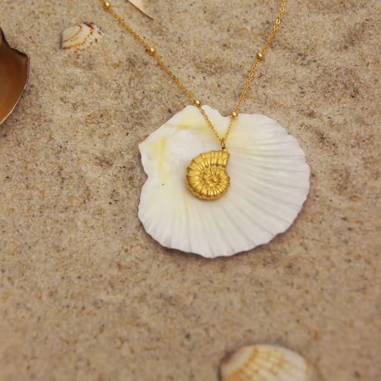 Ins Summer Beach Waterproof Stainless Steel Beads Chain Necklace Simple Elegant Gold Conch Pendant Charm Necklace for Women