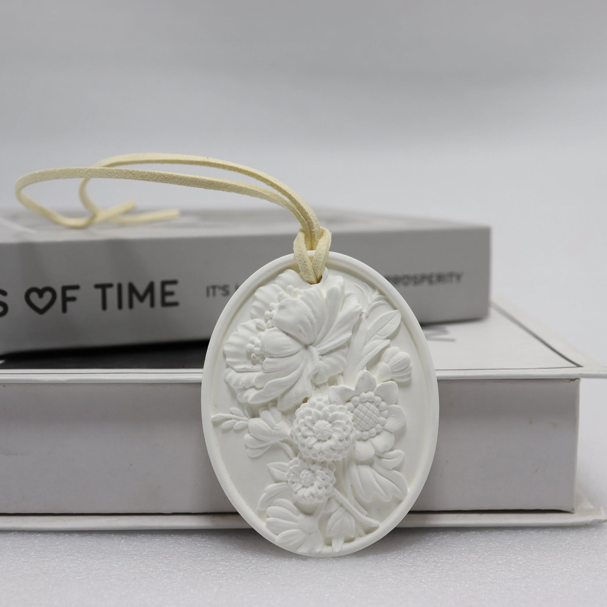 Flower Design Hanging Eco-Friendly Luxury Car Air Freshener with Perfume Scent and Gypsum Material